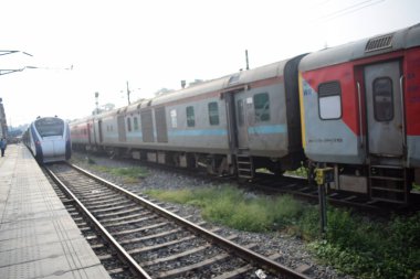Amritsar, Hindistan, 15 Ağustos 2025 - Amritsar tren istasyonunda sabah treni, Amritsar, Punjab tren istasyonunda renkli tren
