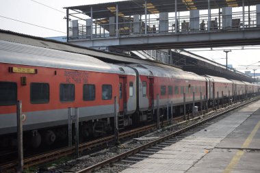 Amritsar, Hindistan, 15 Ağustos 2025 - Amritsar tren istasyonunda sabah treni, Amritsar, Punjab tren istasyonunda renkli tren