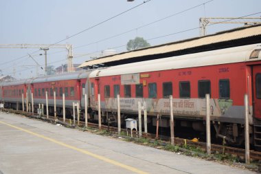 Amritsar, Hindistan, 15 Ağustos 2025 - Amritsar tren istasyonunda sabah treni, Amritsar, Punjab tren istasyonunda renkli tren