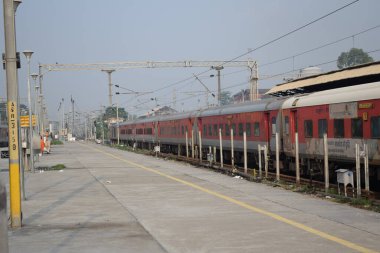 Amritsar, Hindistan, 15 Ağustos 2025 - Amritsar tren istasyonunda sabah treni, Amritsar, Punjab tren istasyonunda renkli tren
