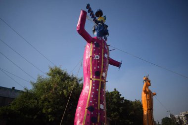 Dussehra festivali sırasında Dussehra 'da, Hindistan, Delhi' de Ramleela 'da, Ravana' nın büyük heykeli, Dussera Fuarı sırasında, Lord Rama 'nın zaferini kutlamak için ateşlendi.