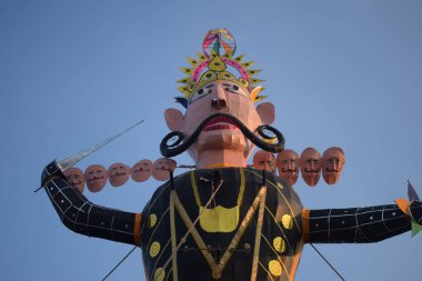 Dussehra festivali sırasında Dussehra 'da, Hindistan, Delhi' de Ramleela 'da, Ravana' nın büyük heykeli, Dussera Fuarı sırasında, Lord Rama 'nın zaferini kutlamak için ateşlendi.