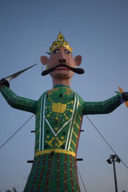 Dussehra festivali sırasında Dussehra 'da, Hindistan, Delhi' de Ramleela 'da, Ravana' nın büyük heykeli, Dussera Fuarı sırasında, Lord Rama 'nın zaferini kutlamak için ateşlendi.