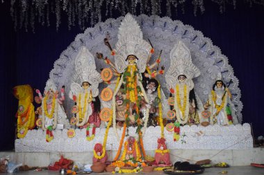 Tanrıça Durga, geleneksel görünüşüyle Jhilmil Kolonisi Delhi 'de, Durga Puja Idol' da, Hindistan 'ın en büyük Hindu festivali