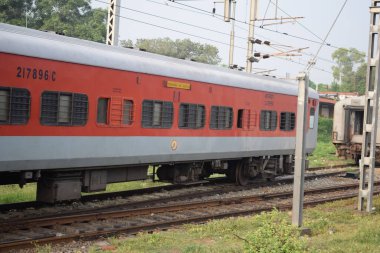 Amritsar, Hindistan, 15 Ağustos 2025 - Amritsar tren istasyonunda sabah treni, Amritsar, Punjab tren istasyonunda renkli tren