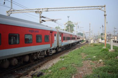 Amritsar, Hindistan, 15 Ağustos 2025 - Amritsar tren istasyonunda sabah treni, Amritsar, Punjab tren istasyonunda renkli tren