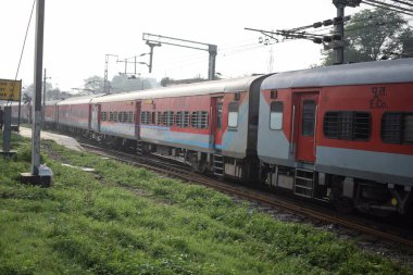 Amritsar, Hindistan, 15 Ağustos 2025 - Amritsar tren istasyonunda sabah treni, Amritsar, Punjab tren istasyonunda renkli tren