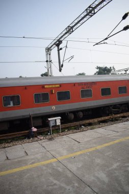 Amritsar, Hindistan, 15 Ağustos 2025 - Amritsar tren istasyonunda sabah treni, Amritsar, Punjab tren istasyonunda renkli tren