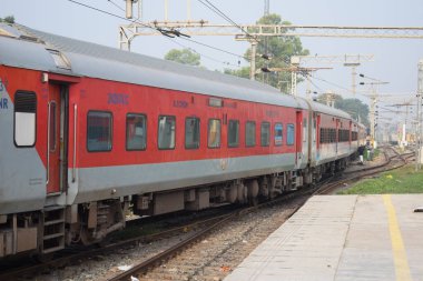 Amritsar, Hindistan, 15 Ağustos 2025 - Amritsar tren istasyonunda sabah treni, Amritsar, Punjab tren istasyonunda renkli tren