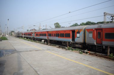 Amritsar, Hindistan, 15 Ağustos 2025 - Amritsar tren istasyonunda sabah treni, Amritsar, Punjab tren istasyonunda renkli tren