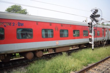 Amritsar, Hindistan, 15 Ağustos 2025 - Amritsar tren istasyonunda sabah treni, Amritsar, Punjab tren istasyonunda renkli tren