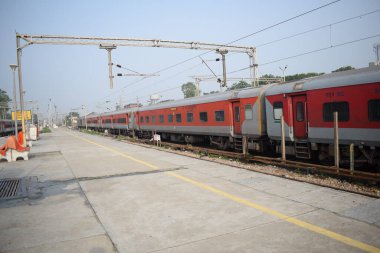 Amritsar, Hindistan, 15 Ağustos 2025 - Amritsar tren istasyonunda sabah treni, Amritsar, Punjab tren istasyonunda renkli tren