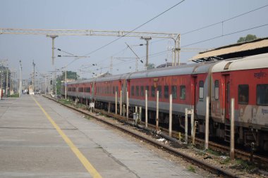 Amritsar, Hindistan, 15 Ağustos 2025 - Amritsar tren istasyonunda sabah treni, Amritsar, Punjab tren istasyonunda renkli tren