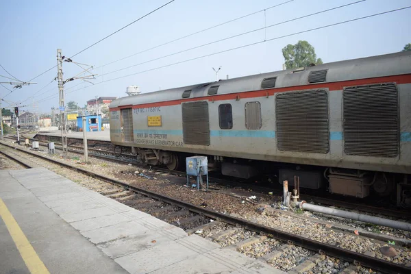Amritsar, Hindistan, 15 Ağustos 2025 - Amritsar tren istasyonunda sabah treni, Amritsar, Punjab tren istasyonunda renkli tren