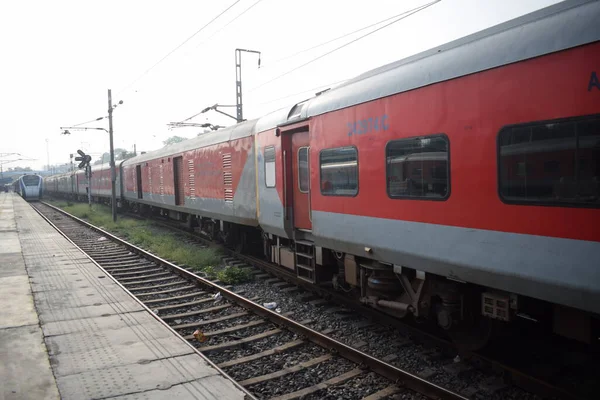 Amritsar, Hindistan, 15 Ağustos 2025 - Amritsar tren istasyonunda sabah treni, Amritsar, Punjab tren istasyonunda renkli tren