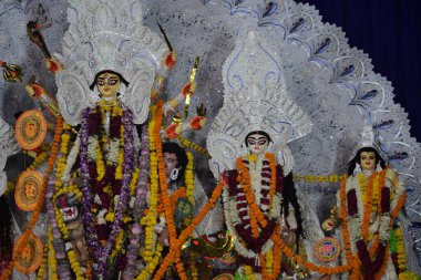 Tanrıça Durga, geleneksel görünüşüyle Jhilmil Kolonisi Delhi 'de, Durga Puja Idol' da, Hindistan 'ın en büyük Hindu festivali