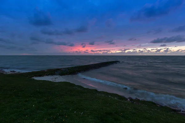 Holland Solnedgång Över Det Stormiga Havet Stenvalle Som Sticker Havet — Stockfoto