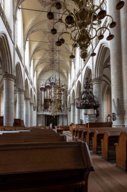 Dordrecht _ Holland _ 17.5.2019 Dordrecht Sinagogu iç görünümü, ahşap banklar, güzel dekore edilmiş avizeler, zengin dekore edilmiş minber..
