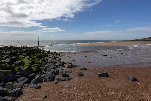 Vlissingen Krásný Písečný Záliv Malém Skalnatém Vršku Dramatické Mraky Obloze — Stock fotografie