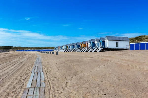 Vlissingen Piękna Piaszczysta Plaża Kolorowymi Domami Pod Rząd Środku Ścieżki — Zdjęcie stockowe