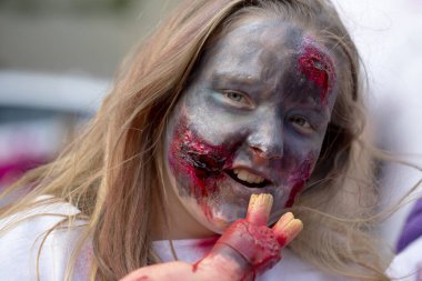 Brno Çek Cumhuriyeti _ 09 _ 28 _ 2019 Zombi Yürüyüşü, Ölüm Maskeleri Törensel Yürüyüşü. İnsanların yüzlerindeki maskeler..