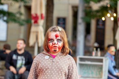 Brno Çek Cumhuriyeti _ 09 _ 28 _ 2019 Zombi Yürüyüşü, Ölüm Maskeleri Törensel Yürüyüşü. İnsanların yüzlerindeki maskeler..