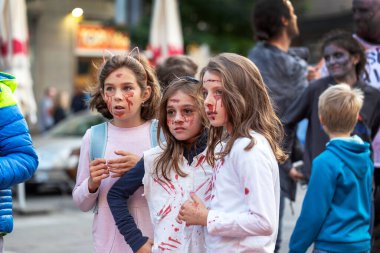 Brno Çek Cumhuriyeti _ 09 _ 28 _ 2019 Zombi Yürüyüşü, Ölüm Maskeleri Törensel Yürüyüşü. İnsanların yüzlerindeki maskeler..