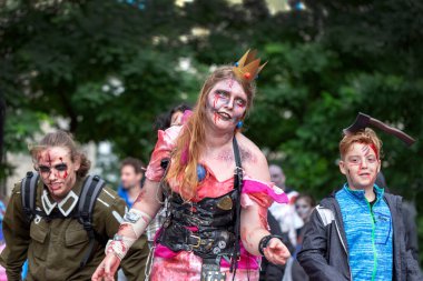 Brno Çek Cumhuriyeti _ 09 _ 28 _ 2019 Zombi Yürüyüşü, Ölüm Maskeleri Törensel Yürüyüşü. İnsanların yüzlerindeki maskeler..