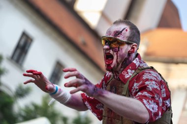 Brno Çek Cumhuriyeti _ 09 _ 28 _ 2019 Zombi Yürüyüşü, Ölüm Maskeleri Törensel Yürüyüşü. İnsanların yüzlerindeki maskeler..