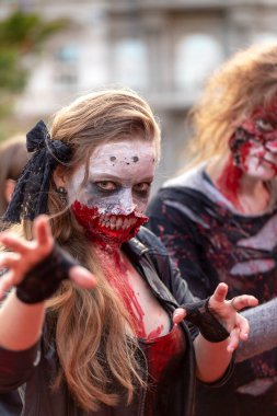 Brno Çek Cumhuriyeti _ 09 _ 28 _ 2019 Zombi Yürüyüşü, Ölüm Maskeleri Törensel Yürüyüşü. İnsanların yüzlerindeki maskeler..