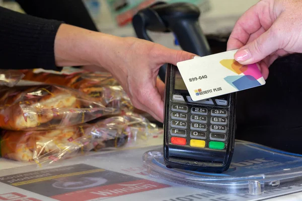 Brno_Ceska Republika_06_25_2020 Female Hand Holding Payment Terminal Contactless Payment Mole — Stock Photo, Image