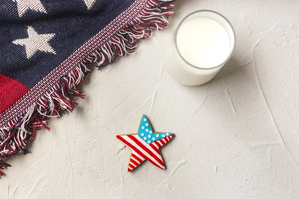 Amerikan bayrağı kurabiyeleri ve bir bardak süt. Bayrak üstünde tatil şekerli kurabiyeler. 4 Temmuz için vatansever kurabiyeler