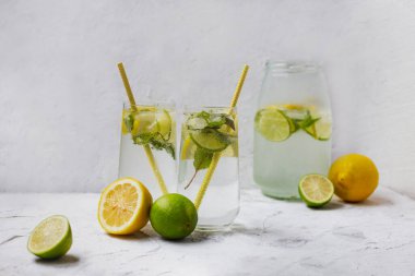 Buzlu soğuk limonata. Limonlu, limonlu ve naneli lezzetli limonata. Yaz ferahlatıcı içecek