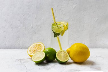 Buzlu soğuk limonata. Limonlu, limonlu ve naneli lezzetli limonata. Yaz ferahlatıcı içecek