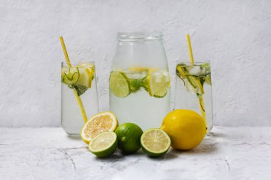Buzlu soğuk limonata. Limonlu, limonlu ve naneli lezzetli limonata. Yaz ferahlatıcı içecek