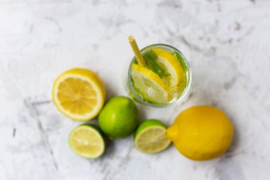 Buzlu soğuk limonata. Limonlu, limonlu ve naneli lezzetli limonata. Buzlu soğuk limonata. Limonlu, limonlu ve naneli lezzetli limonata. Yaz ferahlatıcı içecek. Üst görünüm