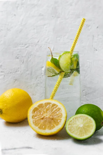 Buzlu soğuk limonata. Limonlu, limonlu ve naneli lezzetli limonata. Yaz ferahlatıcı içecek