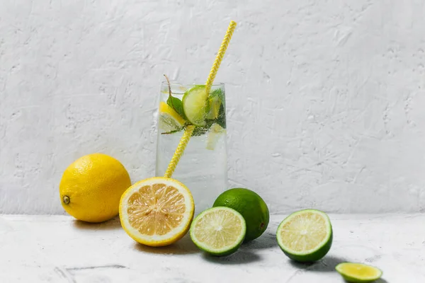 Buzlu soğuk limonata. Limonlu, limonlu ve naneli lezzetli limonata. Yaz ferahlatıcı içecek
