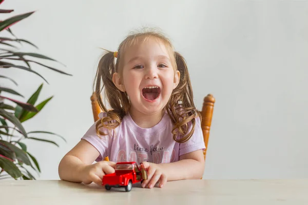 Маленька Мила Дівчинка Грає Маленькою Червоною Іграшковою Машиною Здоровий Щасливий — стокове фото