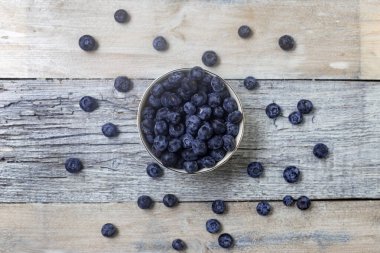 Beyaz ahşap arka planda beyaz bir fincanda yaban mersini. Sağlıklı beslenme kavramı. Antioksidan organik süper yiyecekler..