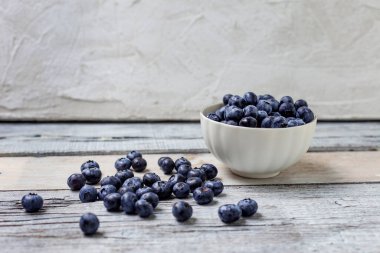 Beyaz ahşap arka planda beyaz bir fincanda yaban mersini. Sağlıklı beslenme kavramı. Antioksidan organik süper yiyecekler..