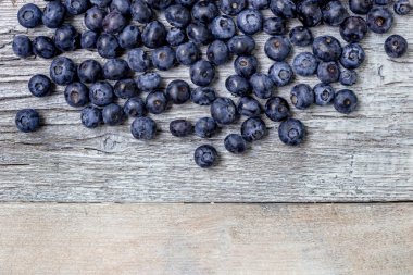 Beyaz ahşap arka planda yabanmersini. Sağlıklı beslenme kavramı. Antioksidan organik süper yiyecekler..