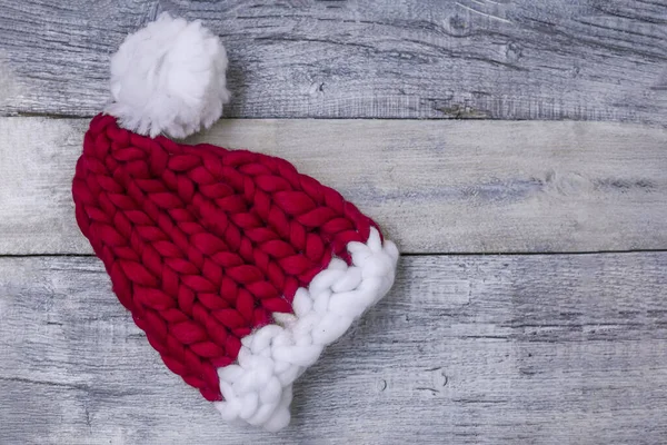 Güzel kırmızı örgü Noel Baba şapkası beyaz ahşap arka planda. Boşluğu kopyala