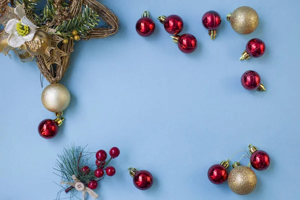 Composição Natal Moldura Ramos Uma Árvore Natal Decorações Vermelhas Douradas — Fotografia de Stock