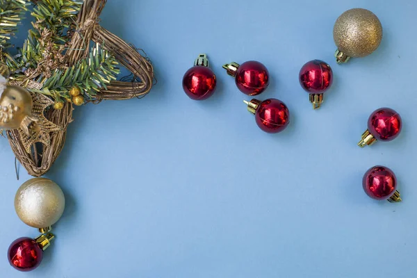 Noel kompozisyonu. Bir Noel ağacının dallarından, kırmızı ve altın süslemelerden ve beyaz arka planda kırmızı böğürtlenlerden. Düz şezlong, üst görünüm, boşluğu kopyala