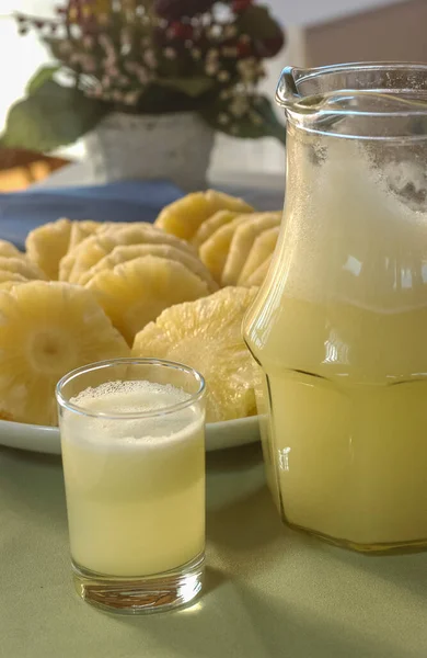 Ananas Vorhanden Saft Und Geschnittenes Obst Auf Dem Tisch — Stockfoto