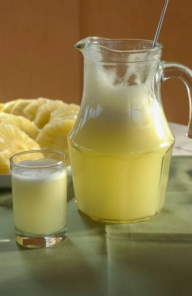 Ananas Vorhanden Saft Und Geschnittenes Obst Auf Dem Tisch — Stockfoto