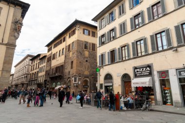 Sokaktaki turistler.