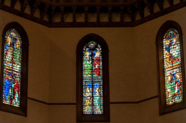 30 Ekim 2012 'de Floransa, Toskana, İtalya. Santa Maria del Fiore Operası 'nın iç kısmında lekeli camlar, Cattedrale