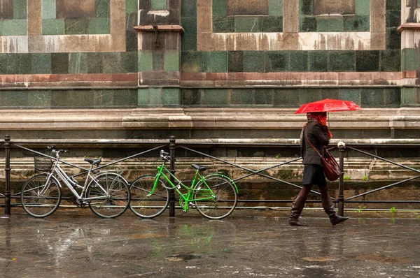 Pessoas Com Guarda Sóis Bicicletas Dia Chuvoso Florença Toscana Itália — Fotografia de Stock